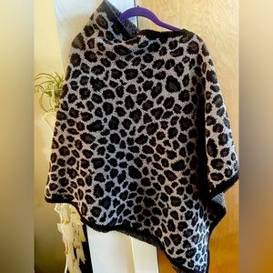 Barefoot Dreams mocha leopard poncho! One size, great condition, Soft, Cozy chic